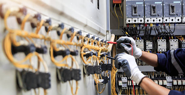 Professional Electrician technician working in Glendale, MS